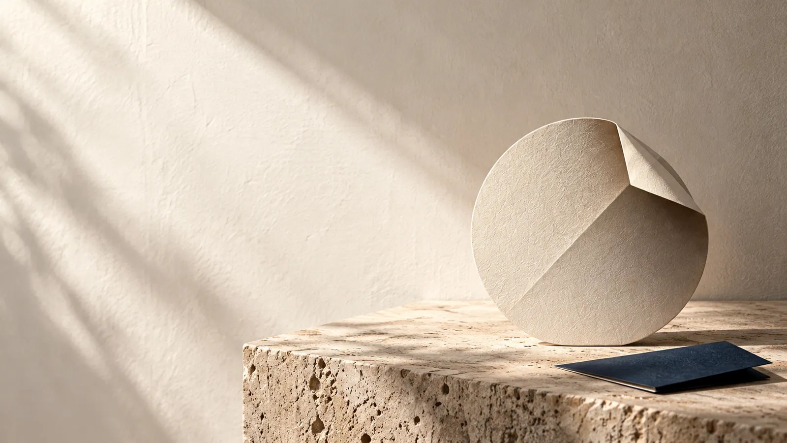 Ảnh định hướng chất liệu: tác phẩm giấy tròn trên bệ đá travertine